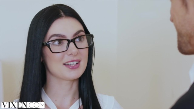Ayartıcı Keskin Bakışlarıyla Tatlı Kızı Soymaya Başlıyor